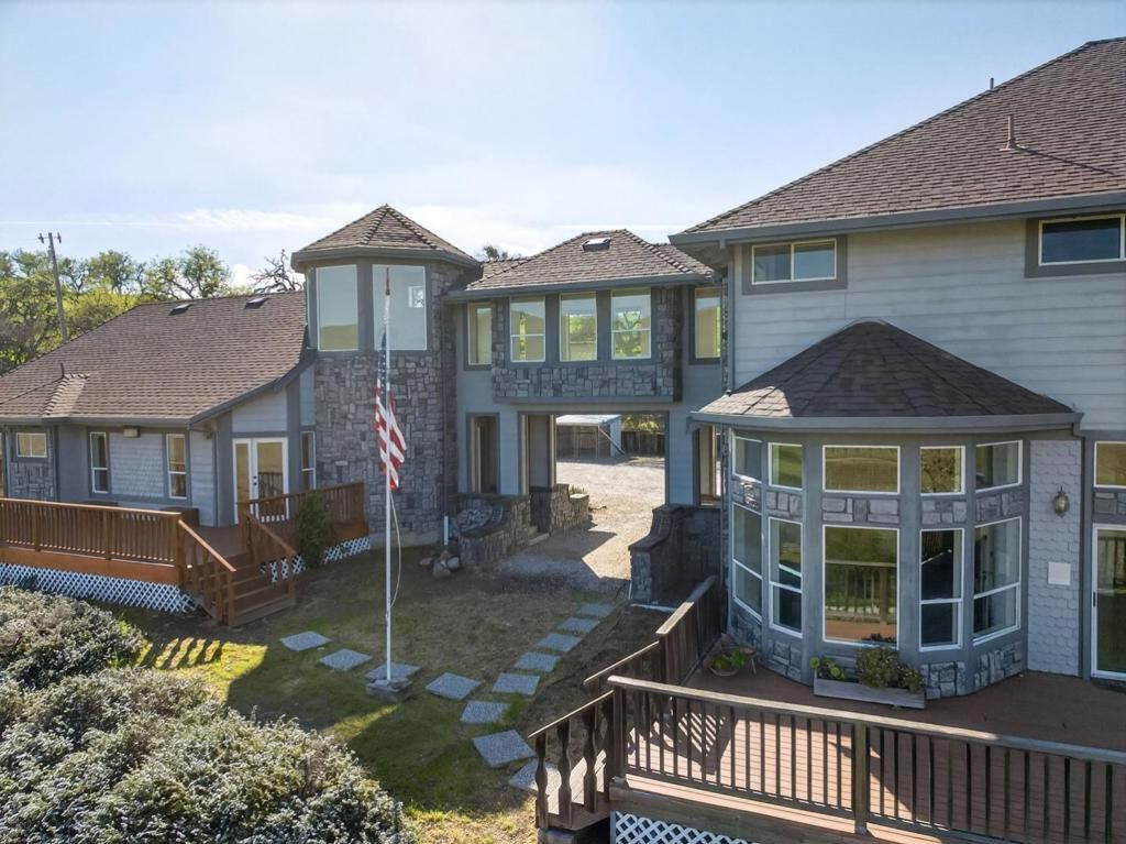 Image 8 of property listing at 1500 Old Airline Highway, Paicines, CA 95043