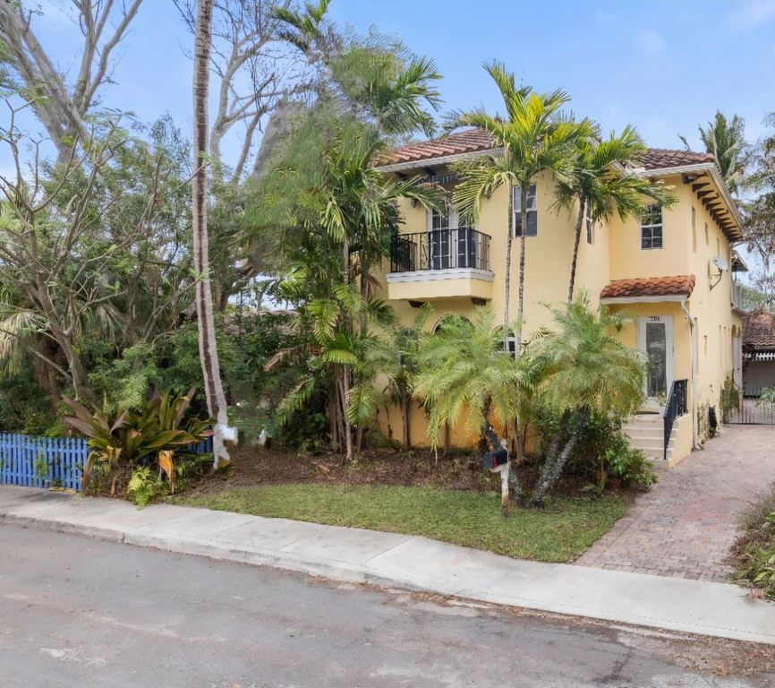 218 N Palmway, Lake Worth Beach, FL 33460