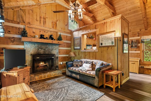 2320 Foxwell Way, Sevierville, TN 37876