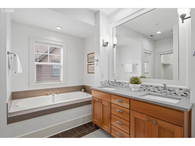 605 Sw TRILLIUM CREEK Ter, Portland, OR 97225