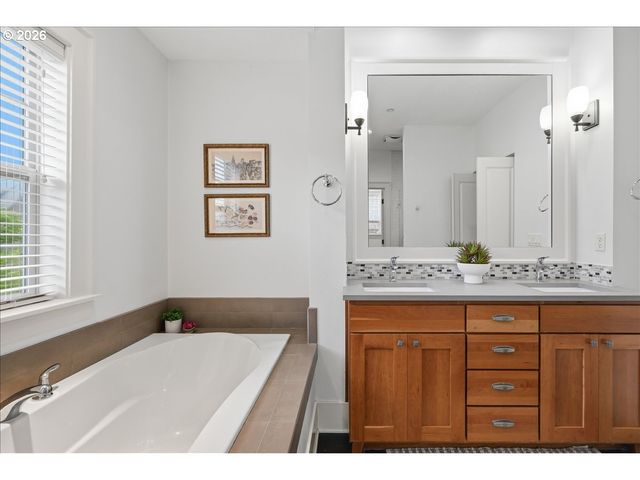 605 Sw TRILLIUM CREEK Ter, Portland, OR 97225