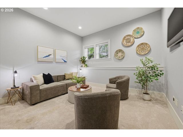 605 Sw TRILLIUM CREEK Ter, Portland, OR 97225