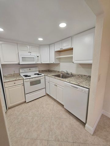 211 E Saxony Lane 211, Delray Beach, FL 33446