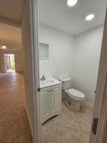 211 E Saxony Lane 211, Delray Beach, FL 33446