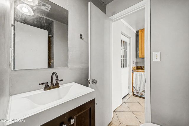 725 E McMillan Drive, Tucson, AZ 85719