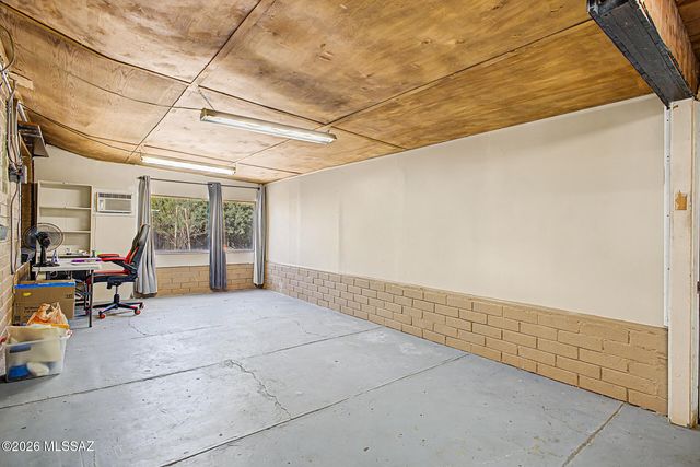 725 E McMillan Drive, Tucson, AZ 85719