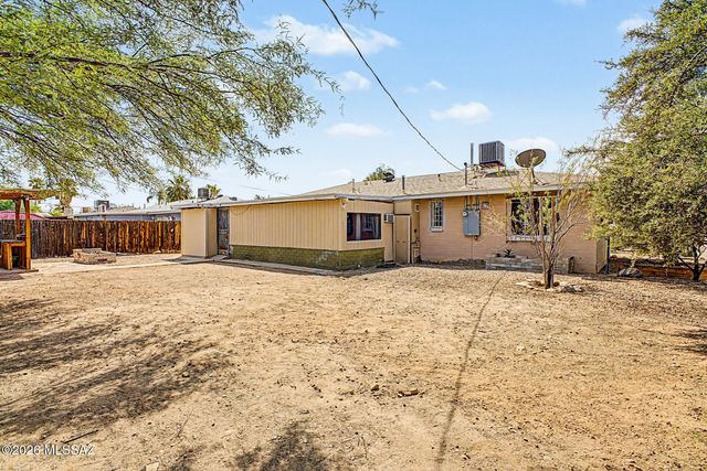 725 E McMillan Drive, Tucson, AZ 85719