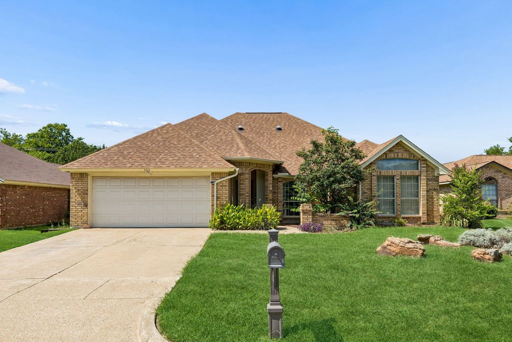 903 Wyndham Place, Arlington, TX 76017