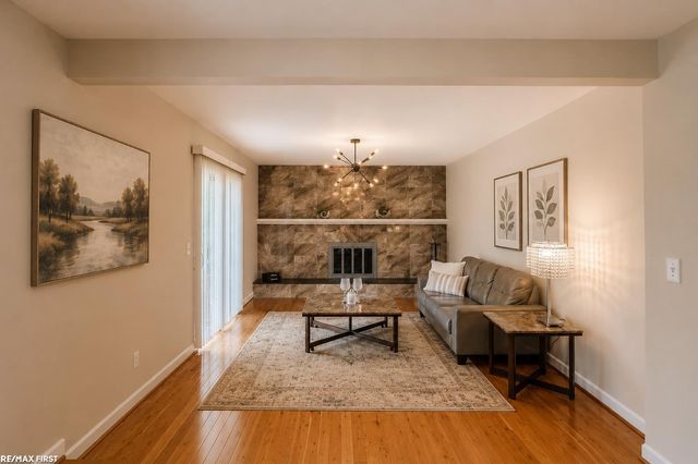 1083 Shallowdale Drive, Troy, MI 48085
