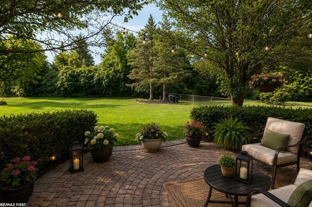 1083 Shallowdale Drive, Troy, MI 48085