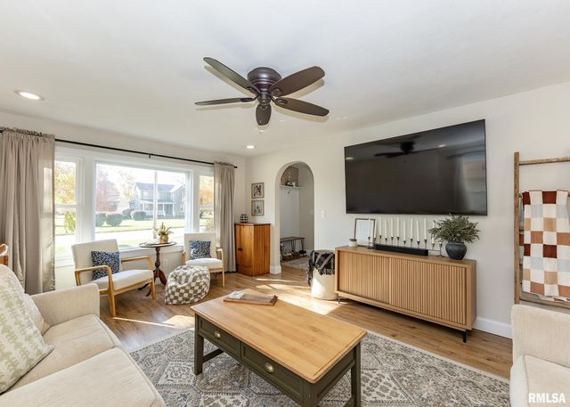 611 E MAIN Street, Geneseo, IL 61254