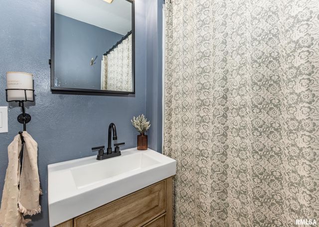 611 E MAIN Street, Geneseo, IL 61254