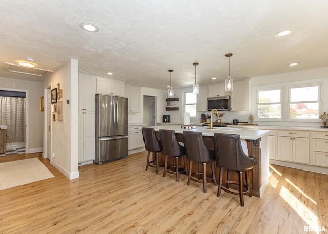 611 E MAIN Street, Geneseo, IL 61254