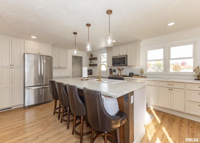 611 E MAIN Street, Geneseo, IL 61254