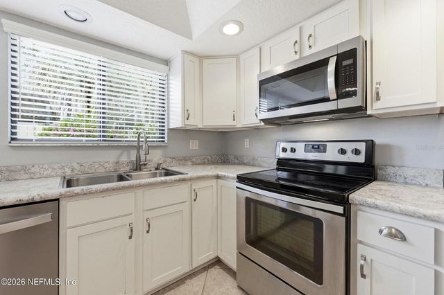 8153 SUTTON PLACE N, Jacksonville, FL 32217