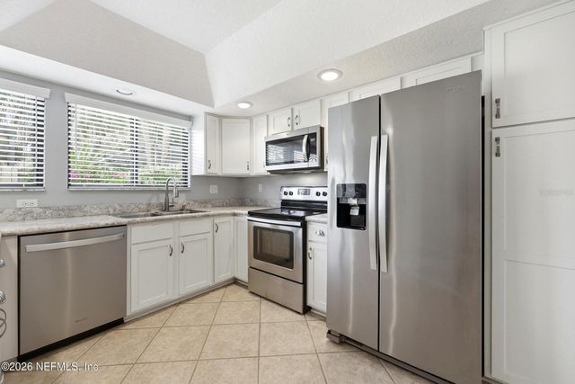 8153 SUTTON PLACE N, Jacksonville, FL 32217