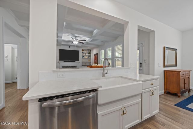 35 W Cloverfield Lane, Hampstead, NC 28443