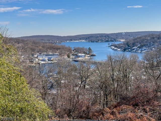 207 Dupont Ave, Hopatcong Boro, NJ 07843