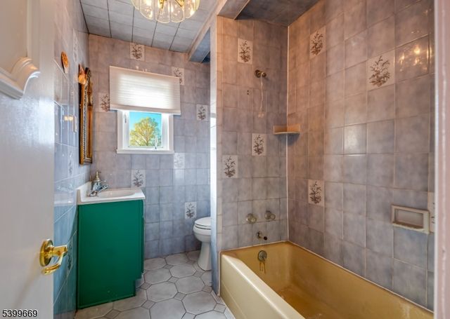 207 Dupont Ave, Hopatcong Boro, NJ 07843