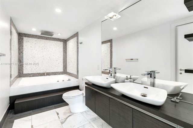 200 Biscayne Boulevard Way 303, Miami, FL 33131