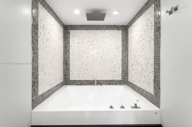 200 Biscayne Boulevard Way 303, Miami, FL 33131