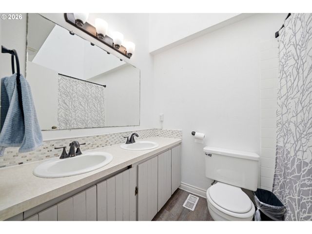 2213 Ne PARKVIEW Dr, Vancouver, WA 98686