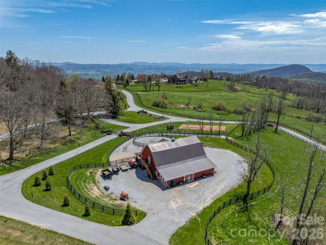 487 Grand Highland Drive, Hendersonville, NC 28792