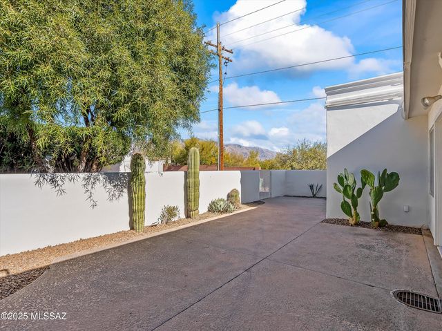 5032 N Northridge Place, Tucson, AZ 85718