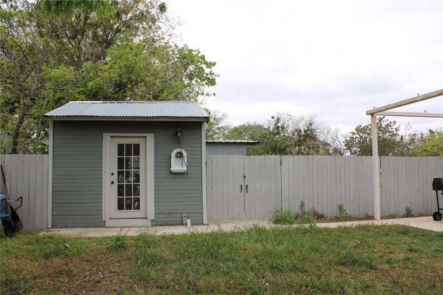 1003 S Pearl Street, Comanche, TX 76442