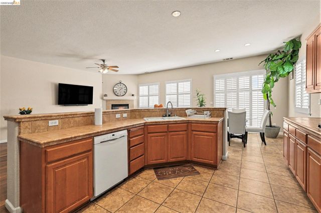 161 Monet Dr, Oakley, CA 94561