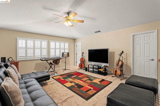 161 Monet Dr, Oakley, CA 94561