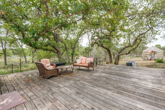 318 Hickory Run, La Vernia, TX 78121