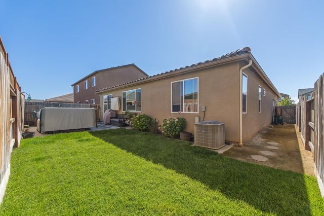 174 S Karen Avenue, Kerman, CA 93630
