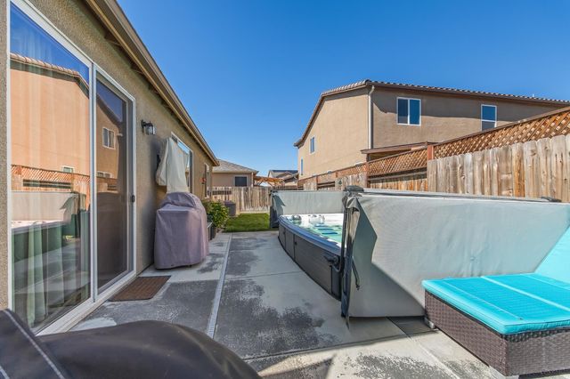 174 S Karen Avenue, Kerman, CA 93630