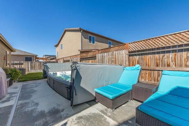 174 S Karen Avenue, Kerman, CA 93630