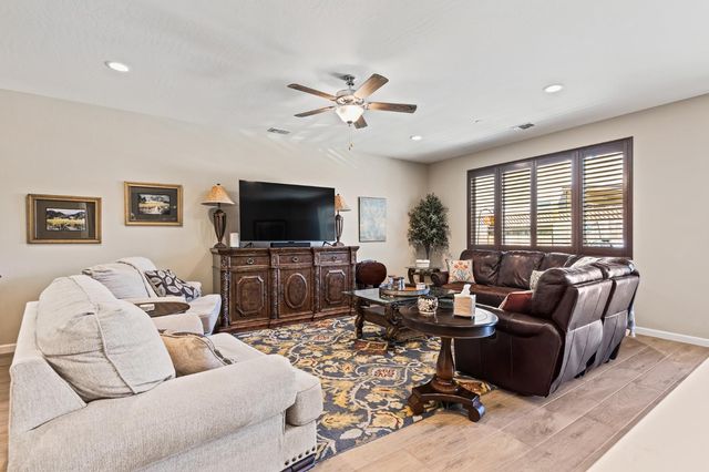174 S Karen Avenue, Kerman, CA 93630