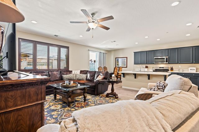 174 S Karen Avenue, Kerman, CA 93630