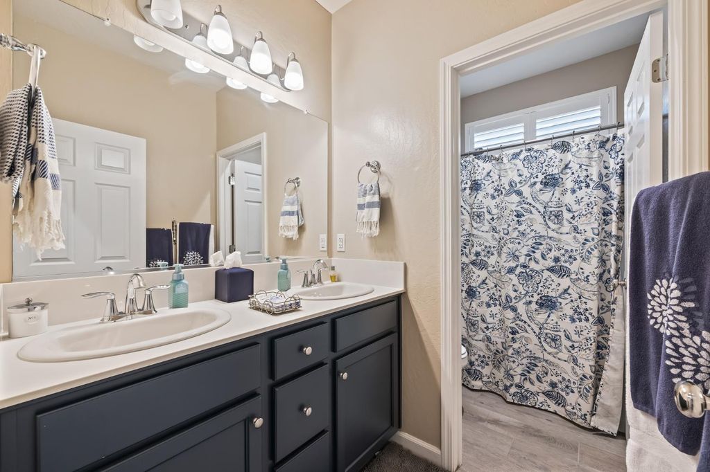 Image 23 of property listing at 174 S Karen Avenue, Kerman, CA 93630