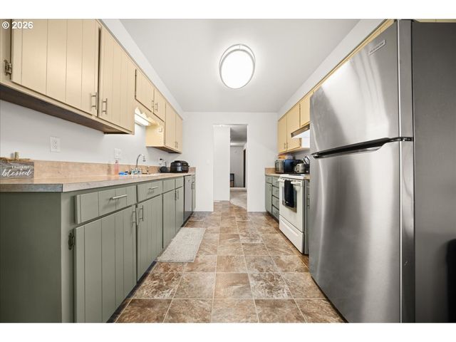 708 E HEINTZ St, Molalla, OR 97038