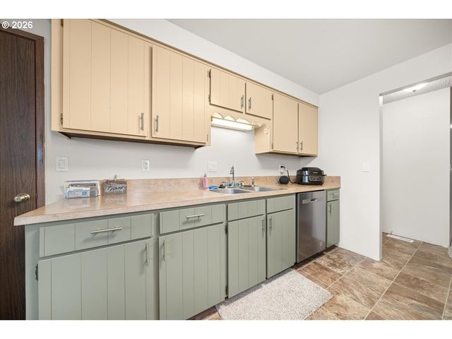 708 E HEINTZ St, Molalla, OR 97038