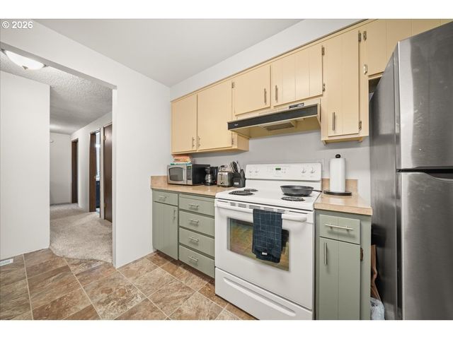 708 E HEINTZ St, Molalla, OR 97038