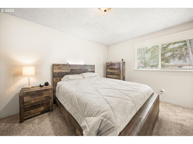 708 E HEINTZ St, Molalla, OR 97038