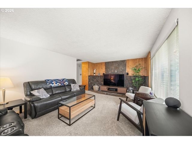 708 E HEINTZ St, Molalla, OR 97038