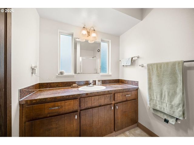 708 E HEINTZ St, Molalla, OR 97038