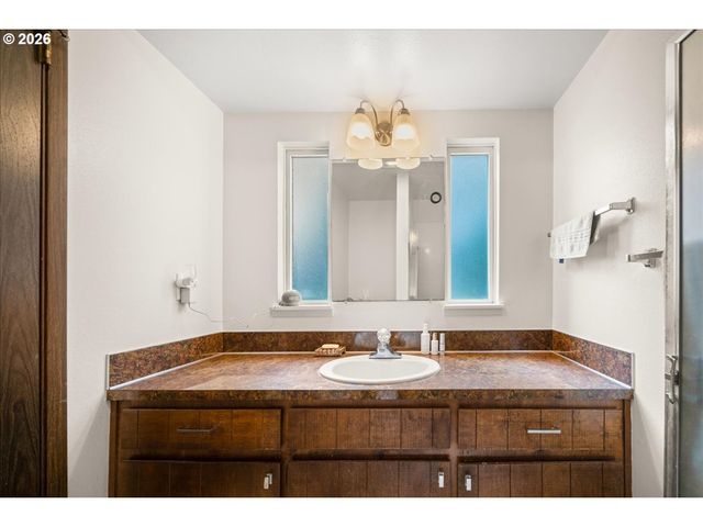 708 E HEINTZ St, Molalla, OR 97038