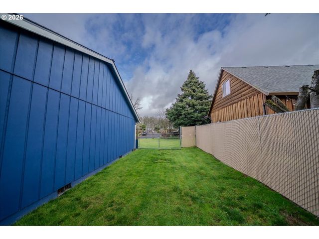 708 E HEINTZ St, Molalla, OR 97038