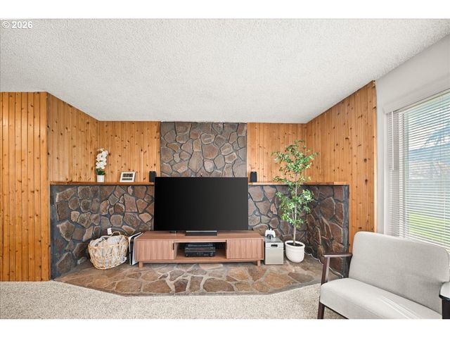 708 E HEINTZ St, Molalla, OR 97038