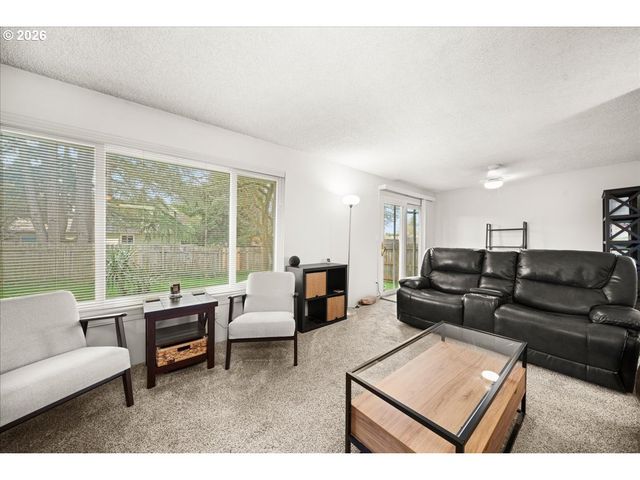 708 E HEINTZ St, Molalla, OR 97038