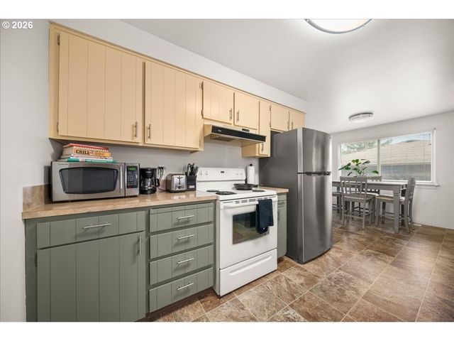 708 E HEINTZ St, Molalla, OR 97038