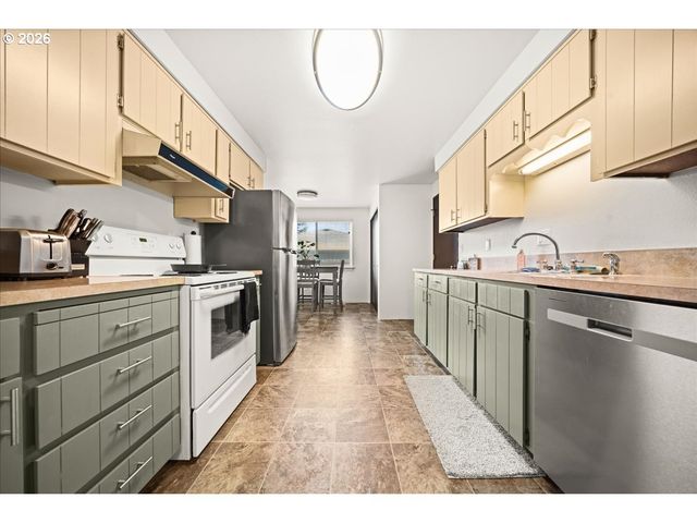 708 E HEINTZ St, Molalla, OR 97038